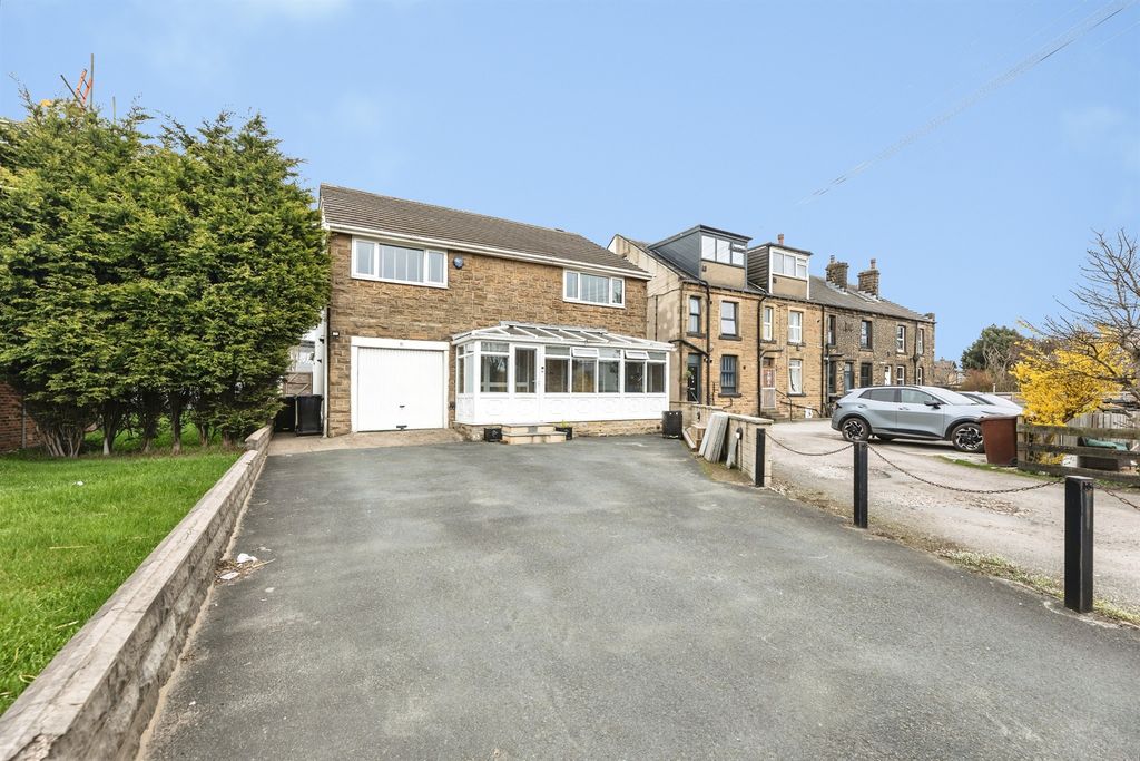 4 bed detached house for saleWakefield Road, Gildersome, Leeds LS27
