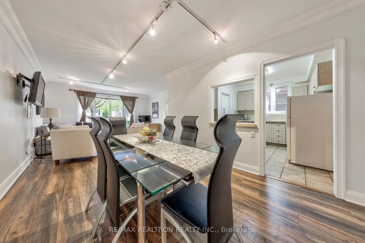 1336 Avenue Road photo 3