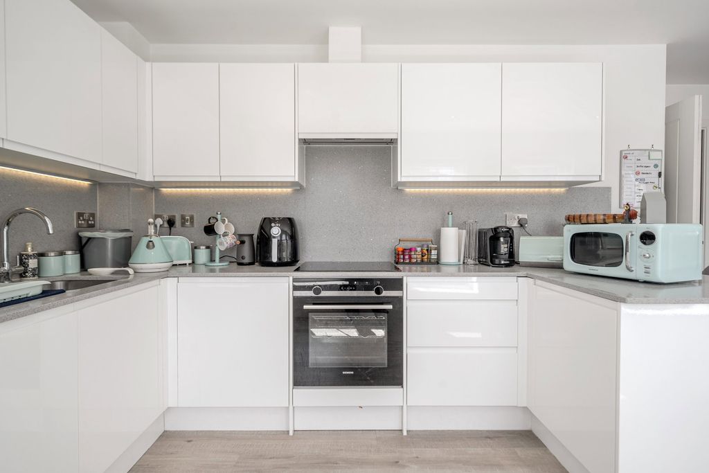2 bed flat for saleMillers Hill, Ramsgate CT11 photo 2