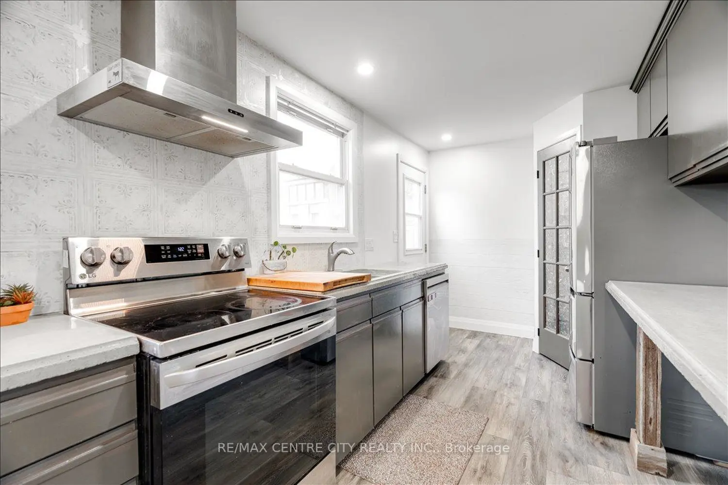 549 Victoria Street photo 4