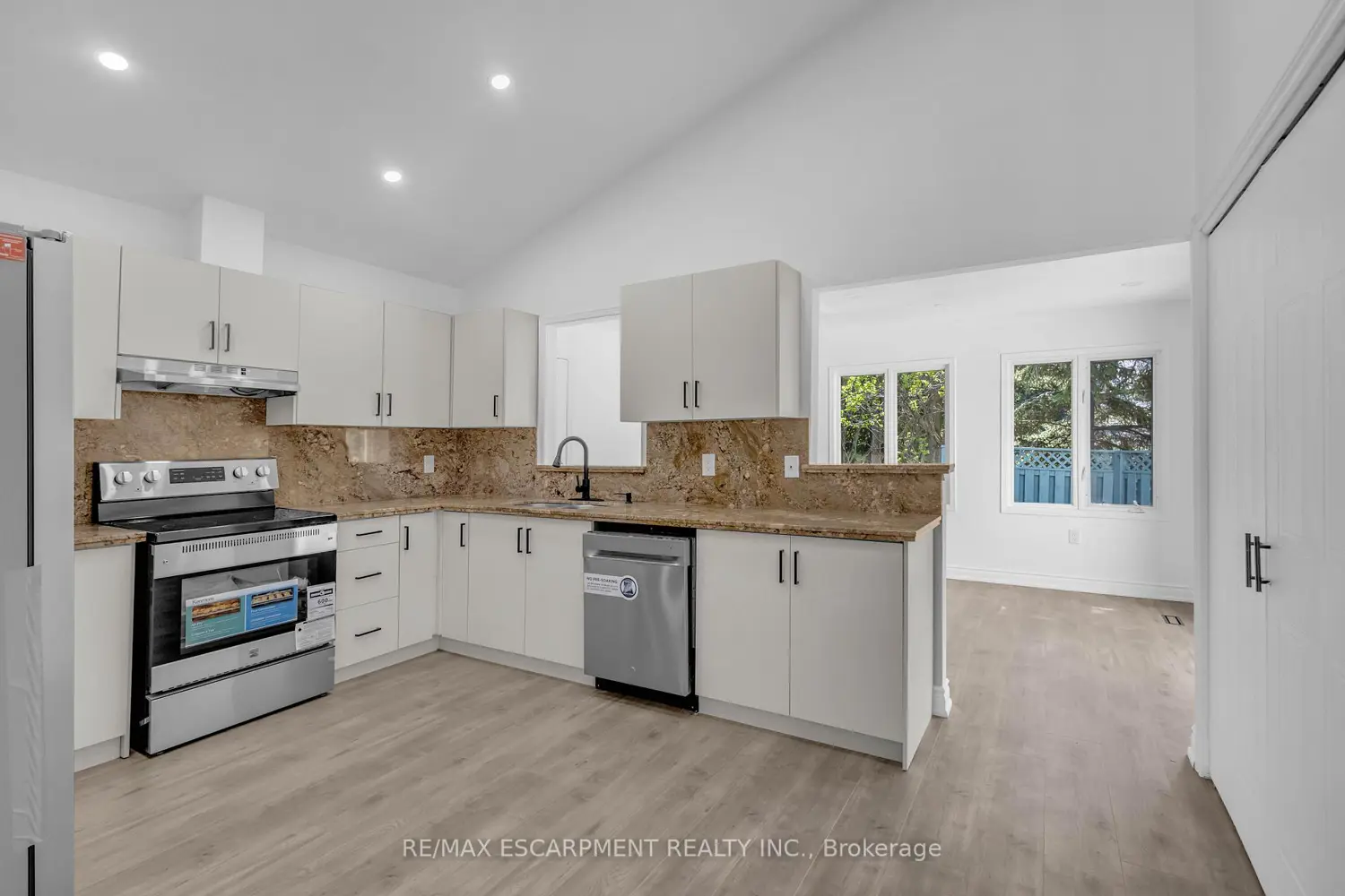 Additional image 3 of 375 Silverbirch Boulevard