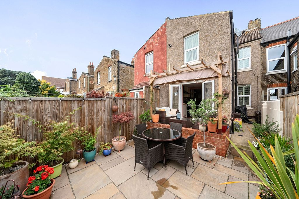 3 bed terraced house for saleLillian Road, Ramsgate CT11 photo 4