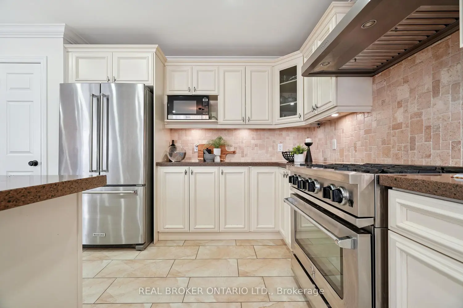 132 Coker Crescent photo 4