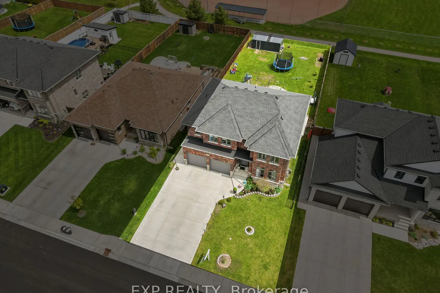 211 Leitch Street photo 2