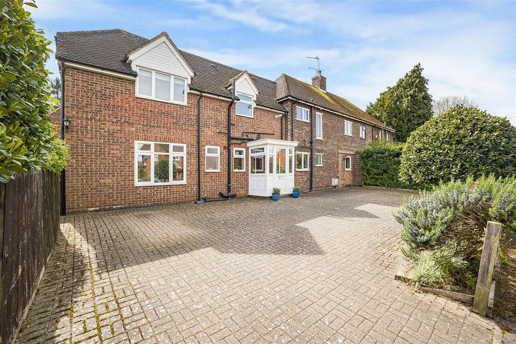4 bed semi-detached house for saleArnold Avenue, Meopham DA13