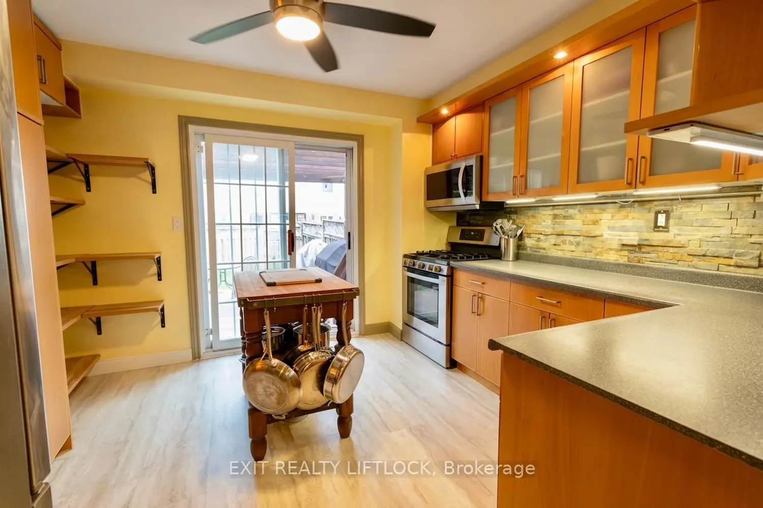 84 Hillhurst Crescent photo 4