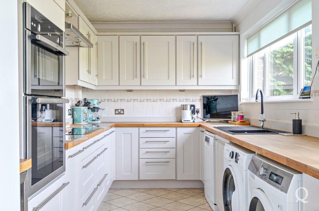 Additional image 4 of 5 bed detached house for saleStockers Hill, Rodmersham, Sittingbourne, Kent ME9