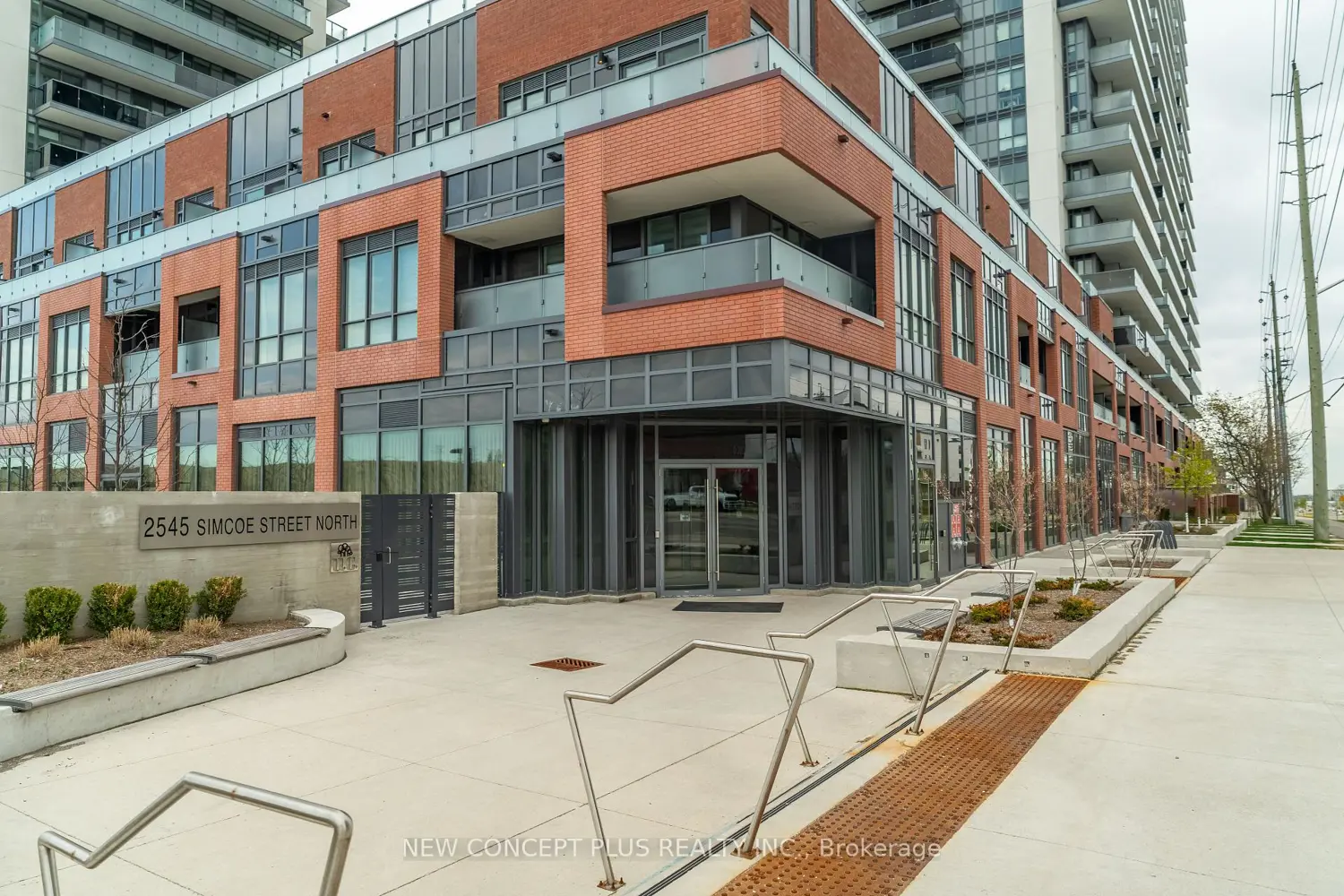 2545 Simcoe Street 835