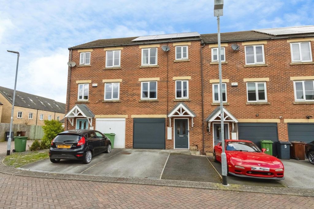 4 bed town house for saleHyde Way, Wakefield, West Yorkshire WF3