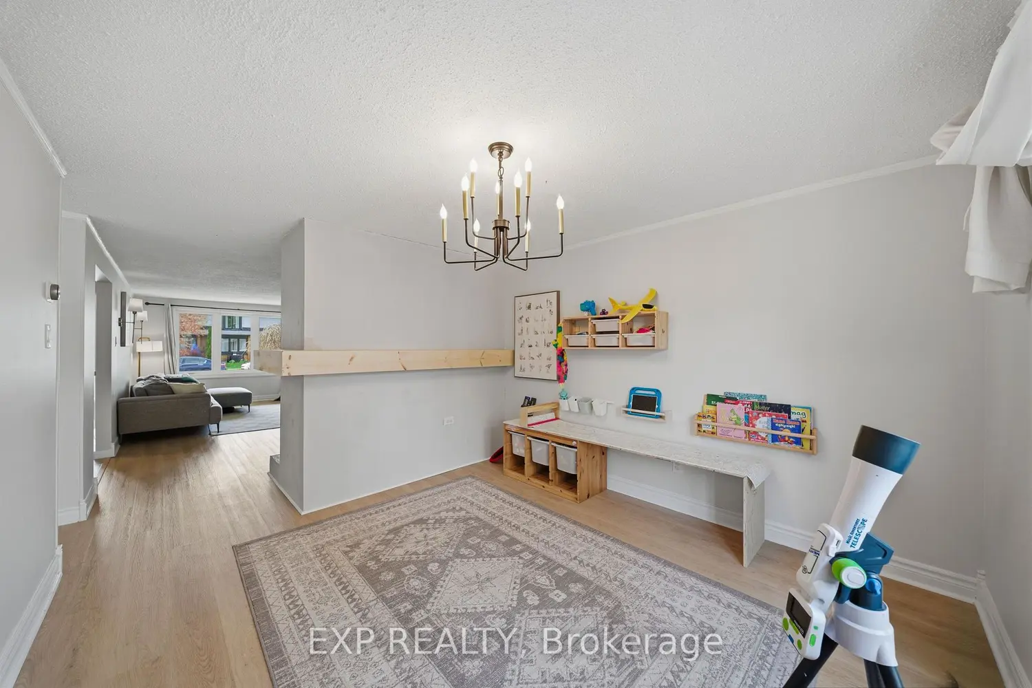 2333 Cotters Crescent photo 5