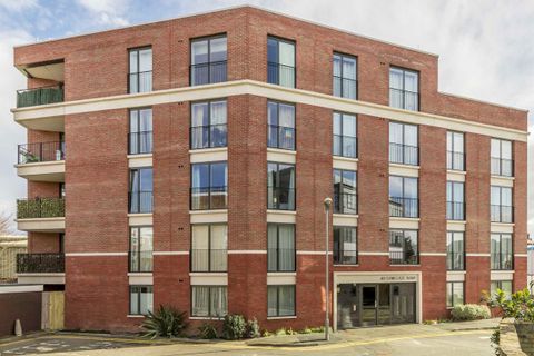 Cowleaze Road, Kingston KT2
