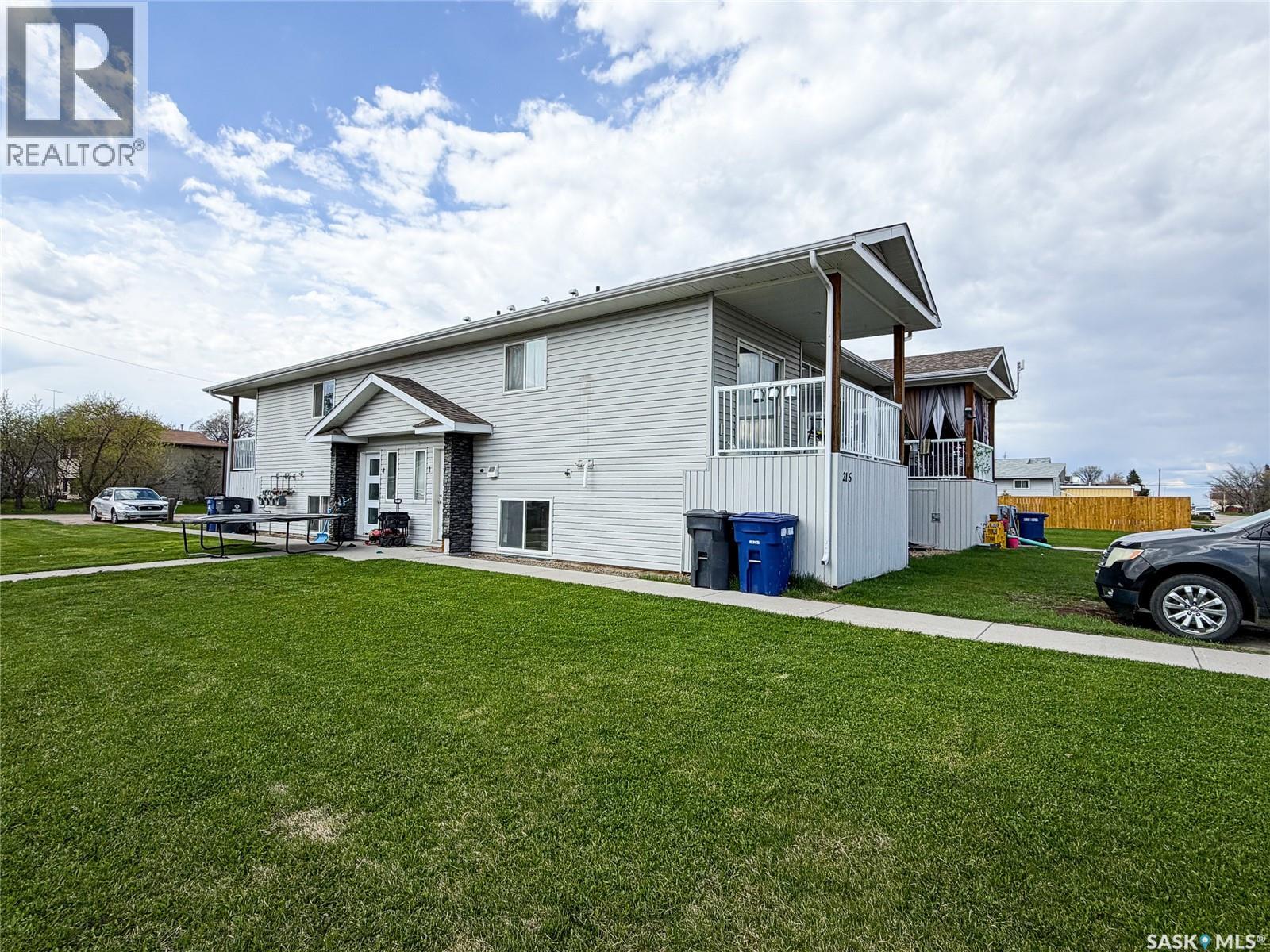 215 2nd STREET W