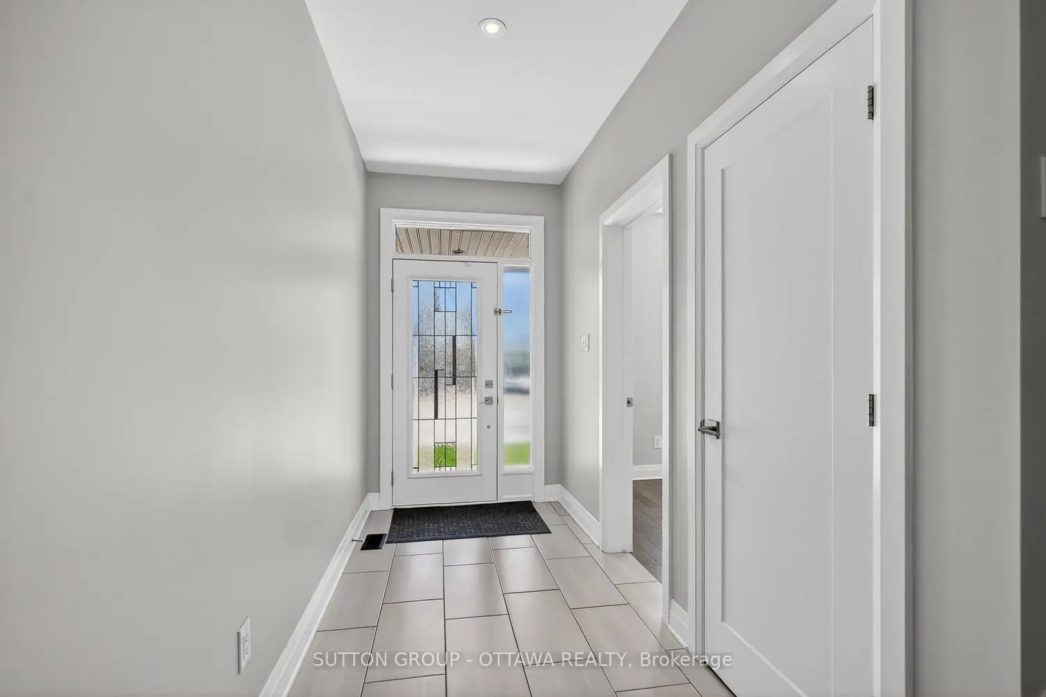 824 Contour Street photo 2