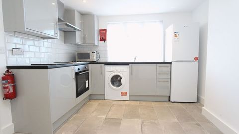 Hedge Lane, Palmers Green N13