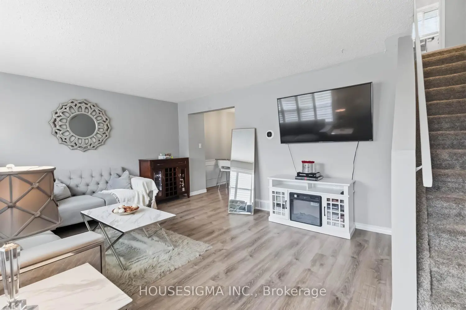 861 Dearness Drive photo 2