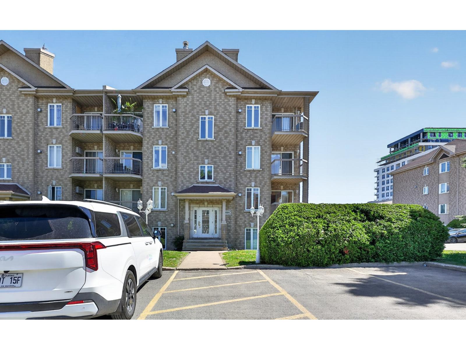 3232 Rue des Châteaux