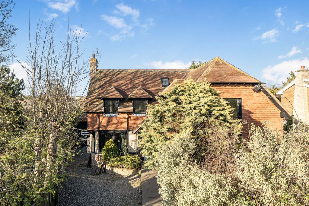 4 bed detached house for saleThorne Road, Minster, Ramsgate CT12 photo 2