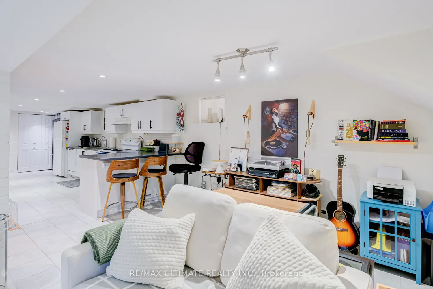 533 Kingston Road photo 4