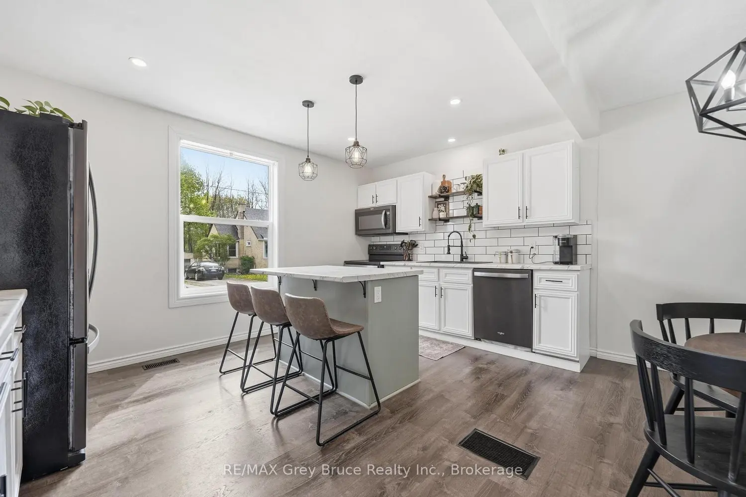 230 2Nd Avenue photo 4