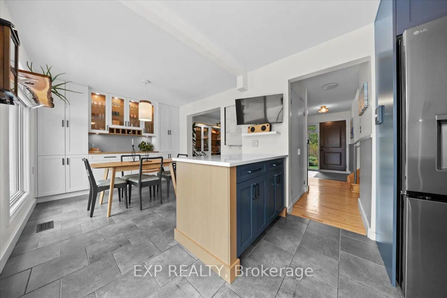 1073 St Germain Crescent photo 5