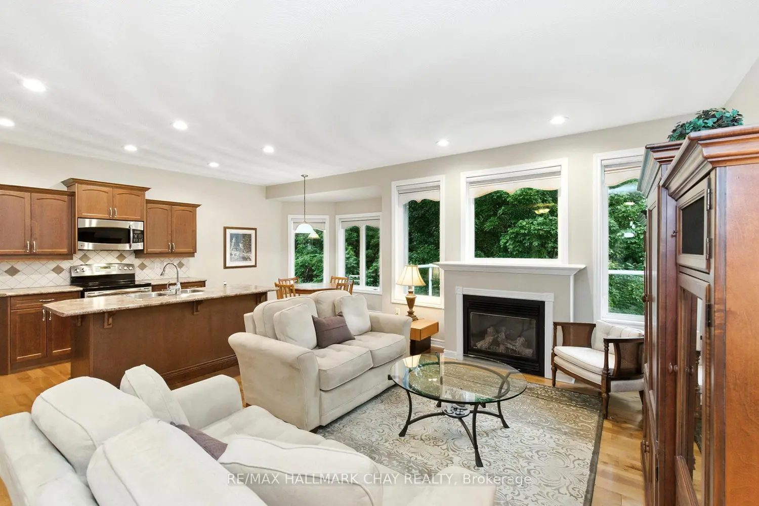 32 Valleycrest Drive photo 3