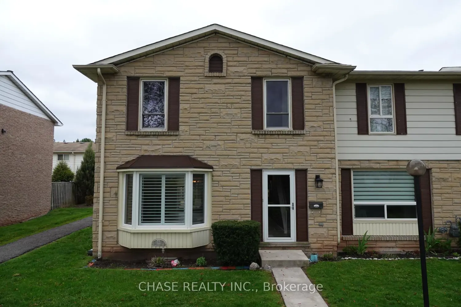 5475 Lakeshore Road 9