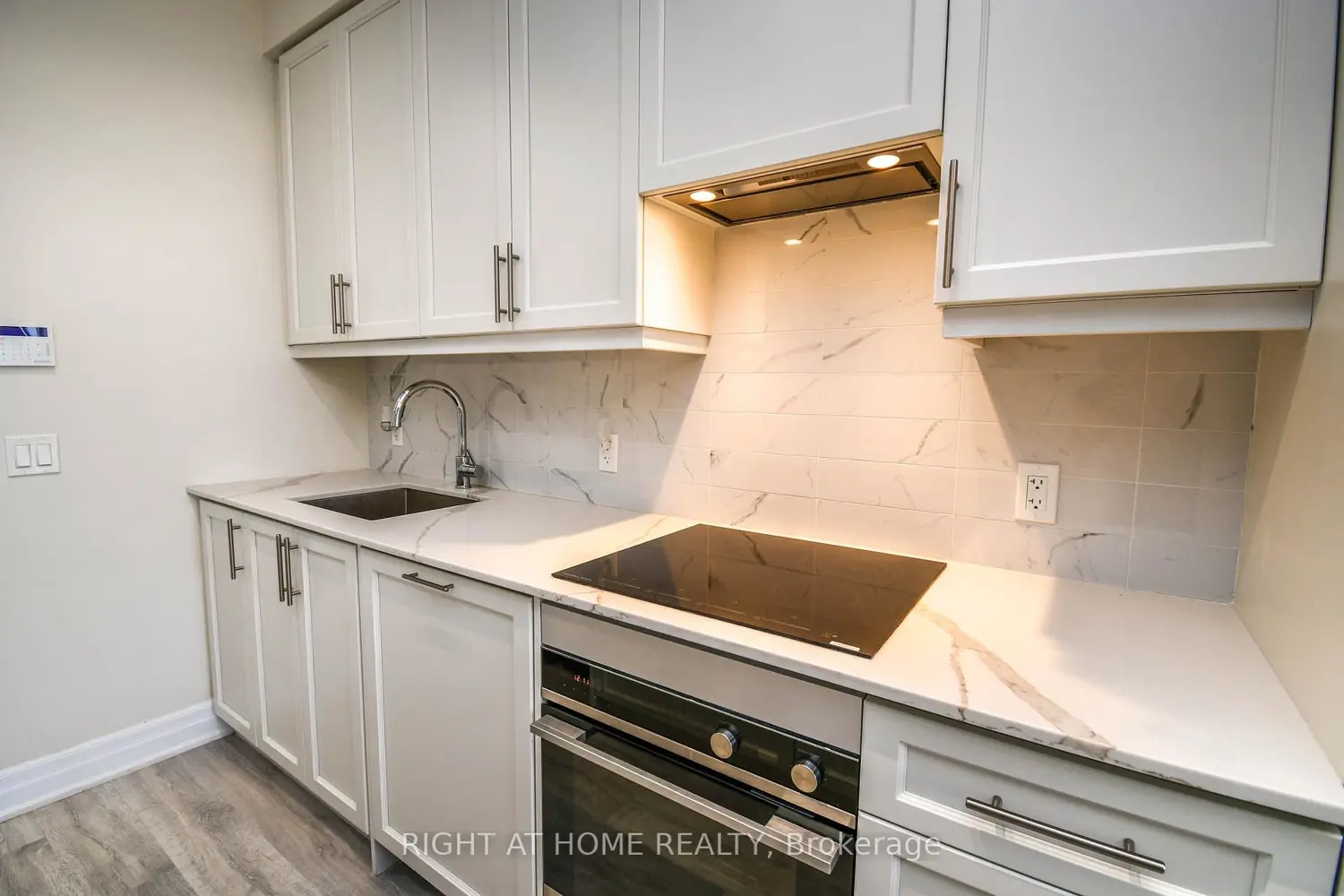 Additional image 4 of 9085 Jane Street 811