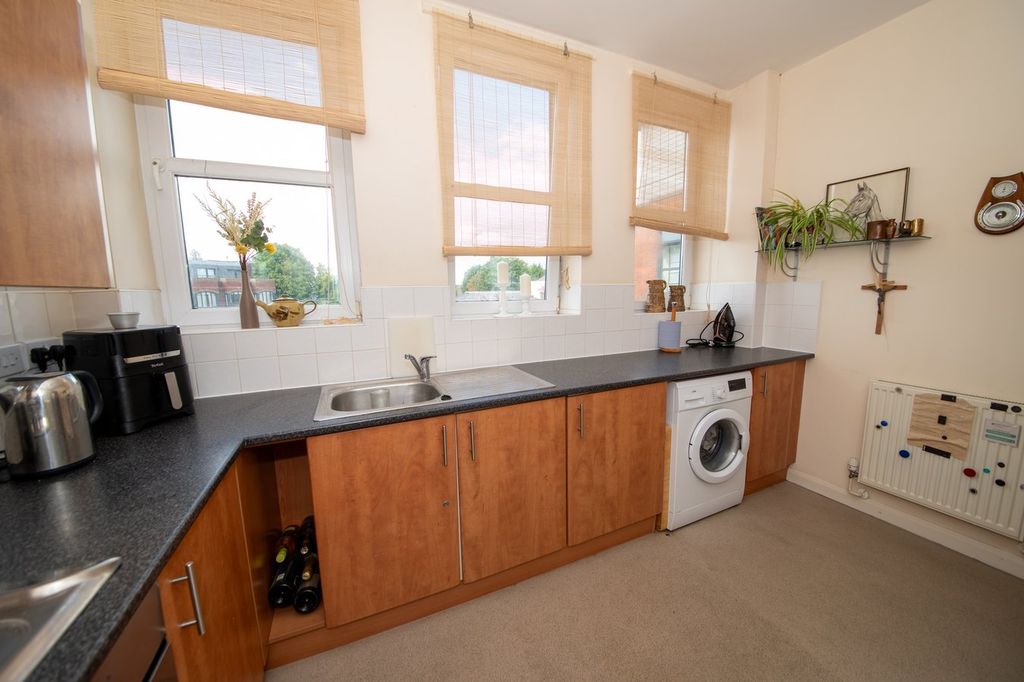 Additional image 5 of 1 bed flat for salePelican Lane, Newbury RG14