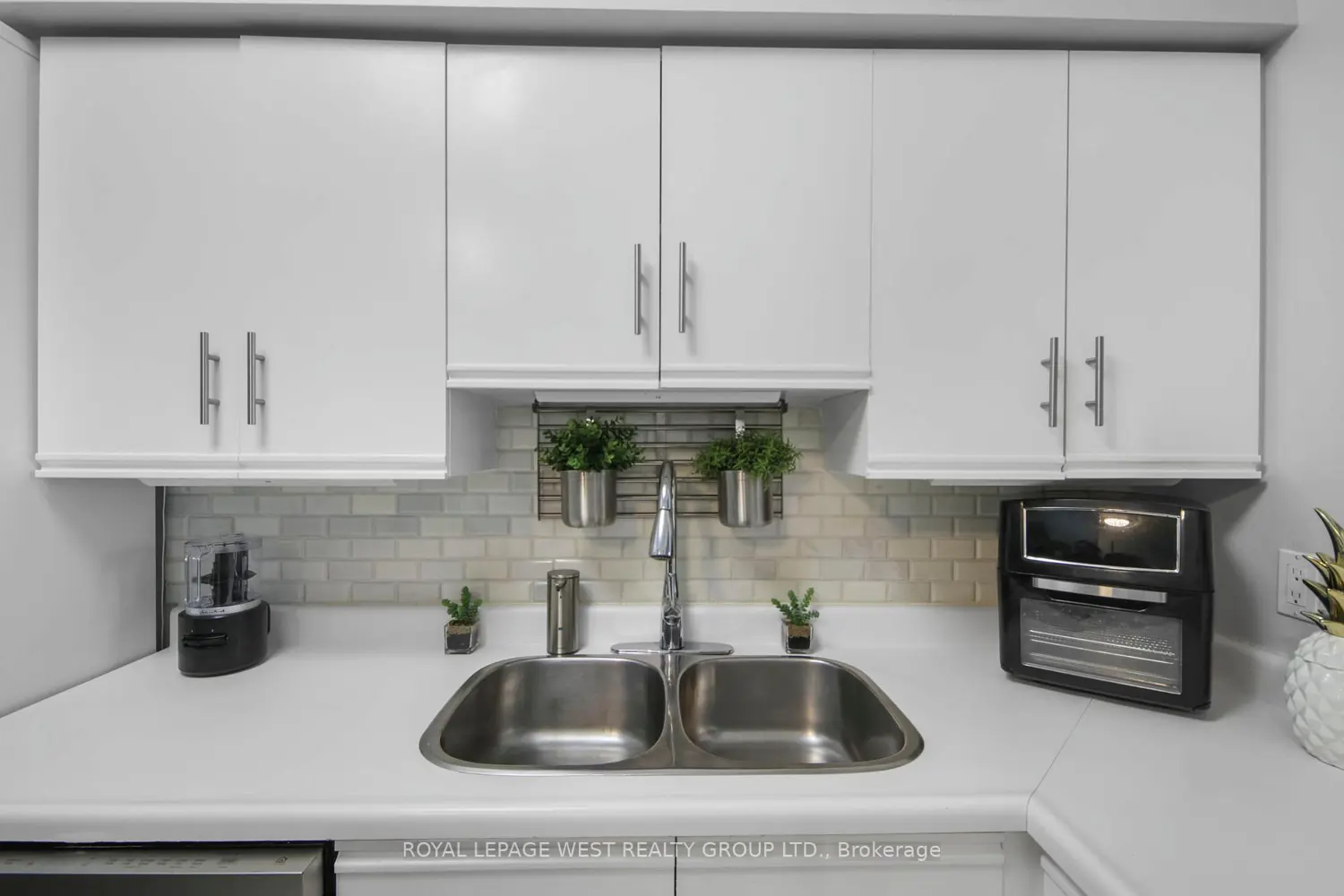 Additional image 8 of 326 Major Mackenzie Drive 805