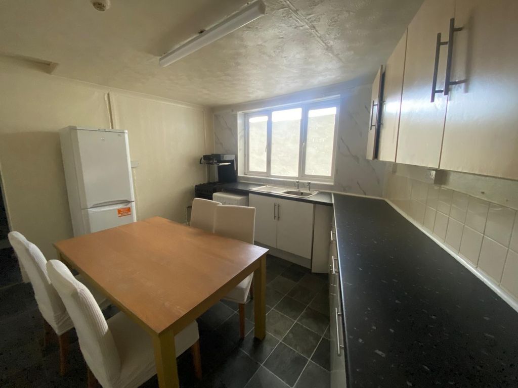 Additional image 4 of 2 bed flat for saleWindsor Road, Neath, Neath Port Talbot. SA11