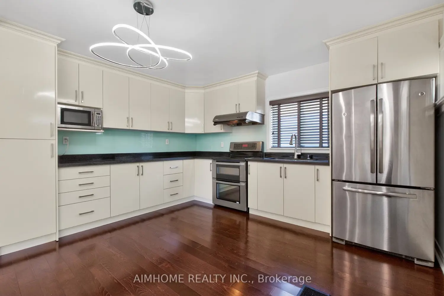 140 Meighen Avenue photo 4