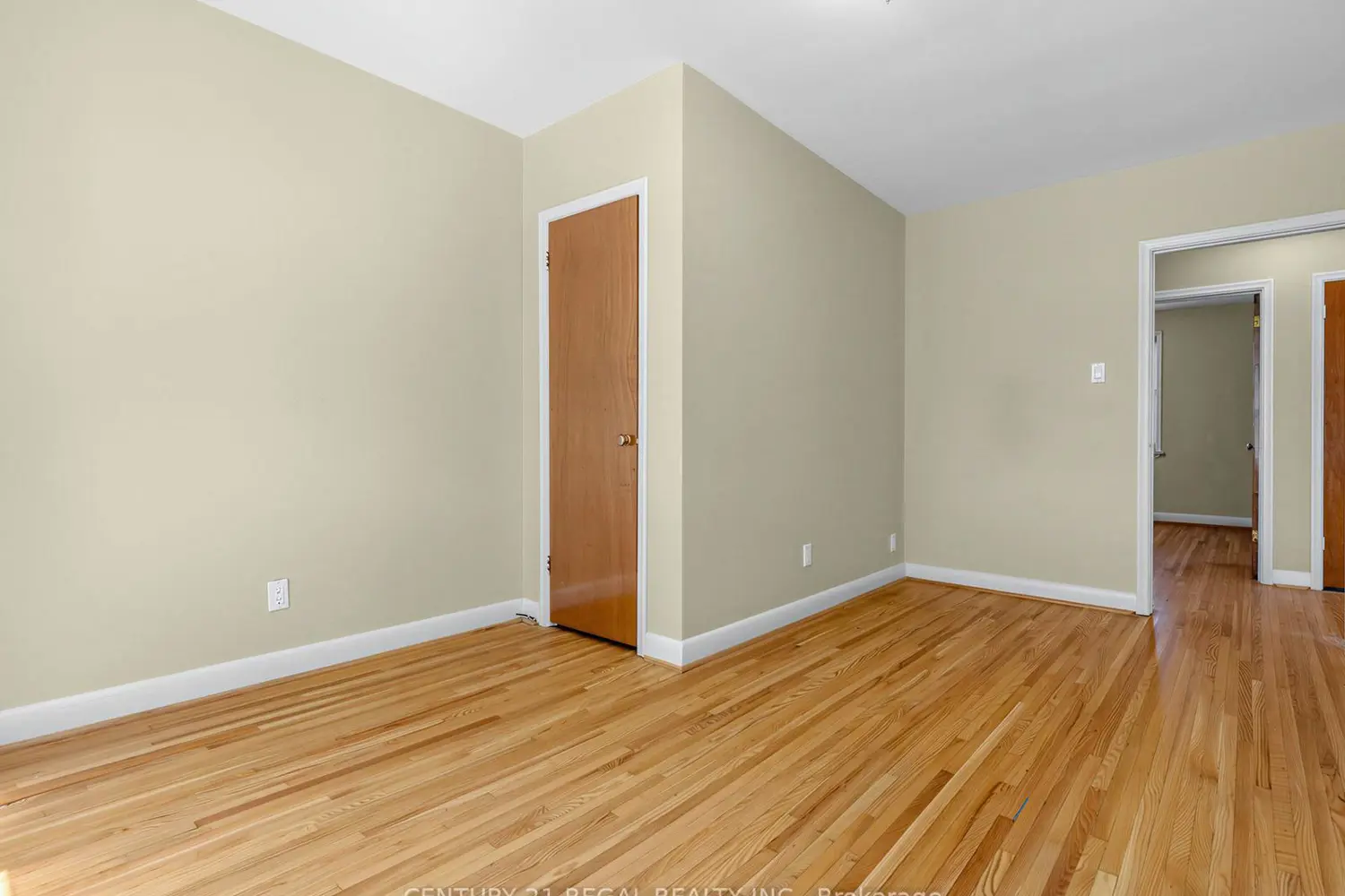 1062 Glengrove Avenue photo 3