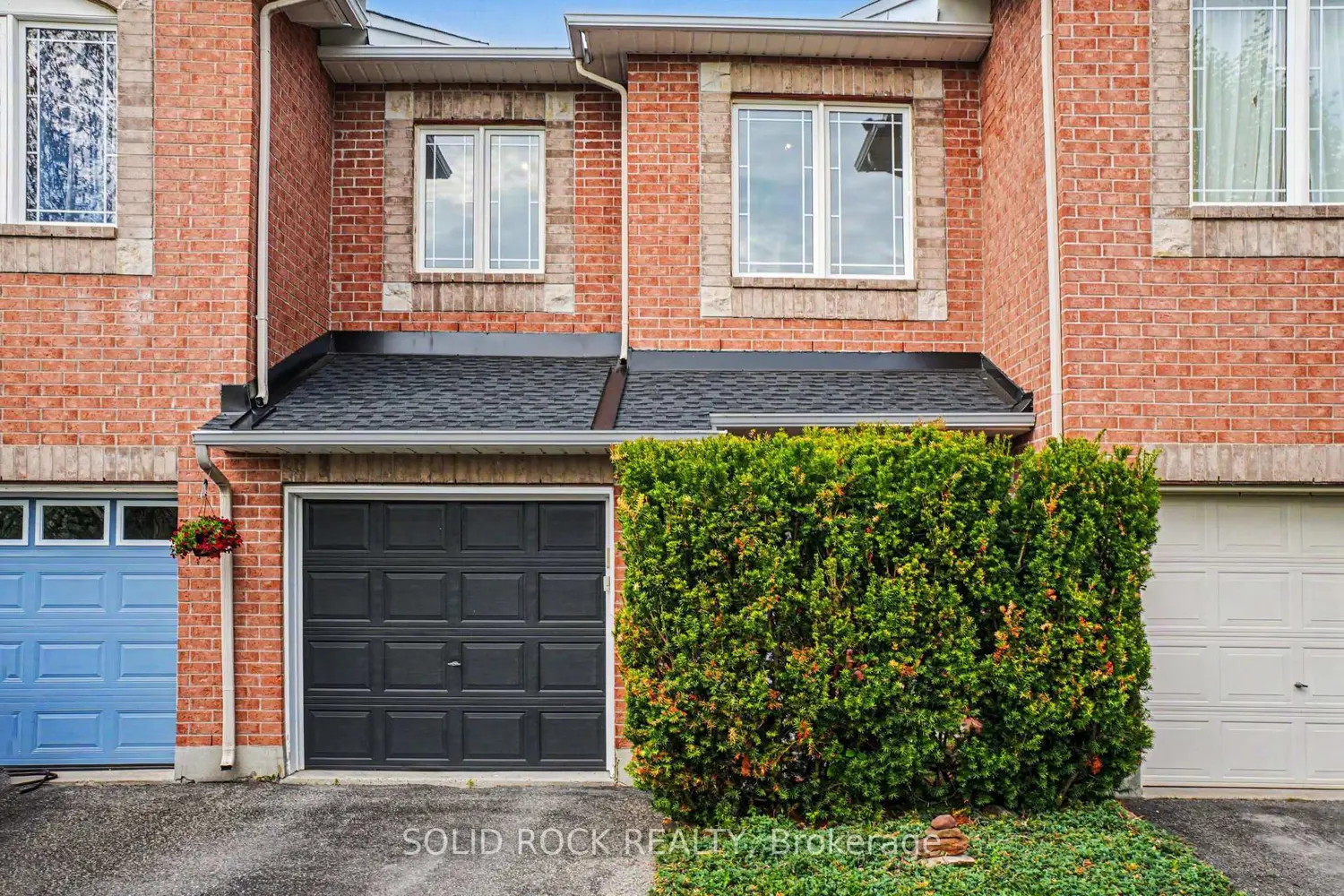 2064 Dunollie Crescent