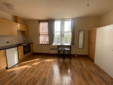 Uxbridge Road, London W12, Studio to rent