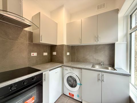 East End Road, London N2, Studio to rent