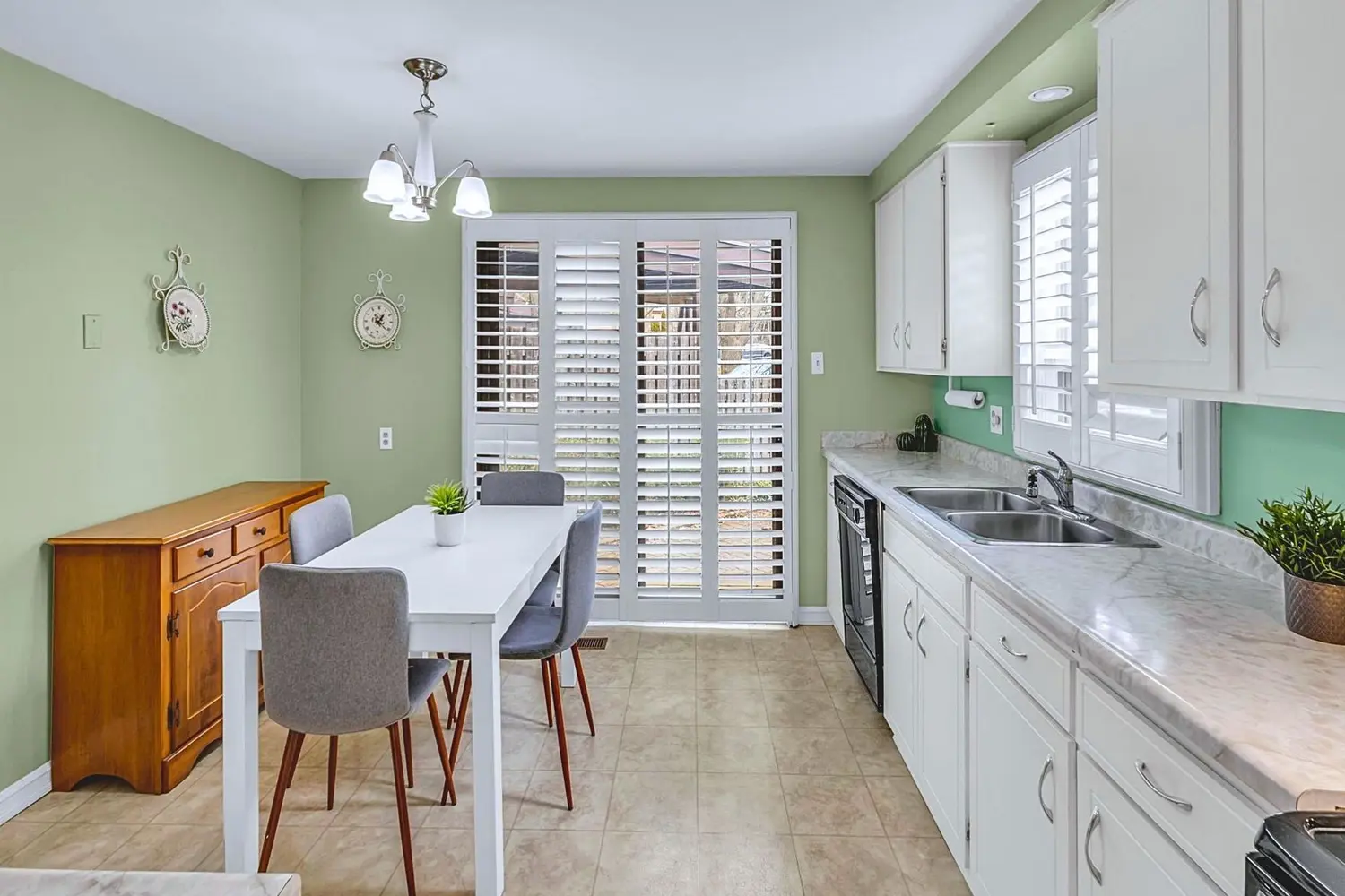 Additional image 3 of 28 Underhill Crescent 3