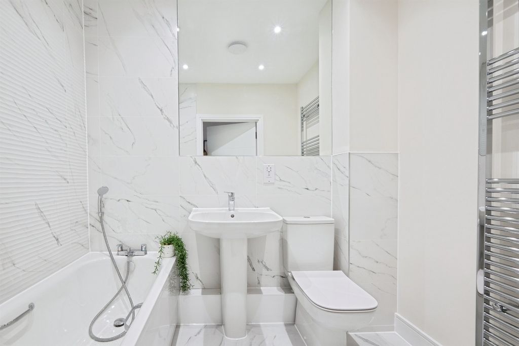 2 bed flat for saleArras Way, Folkestone CT19 photo 5