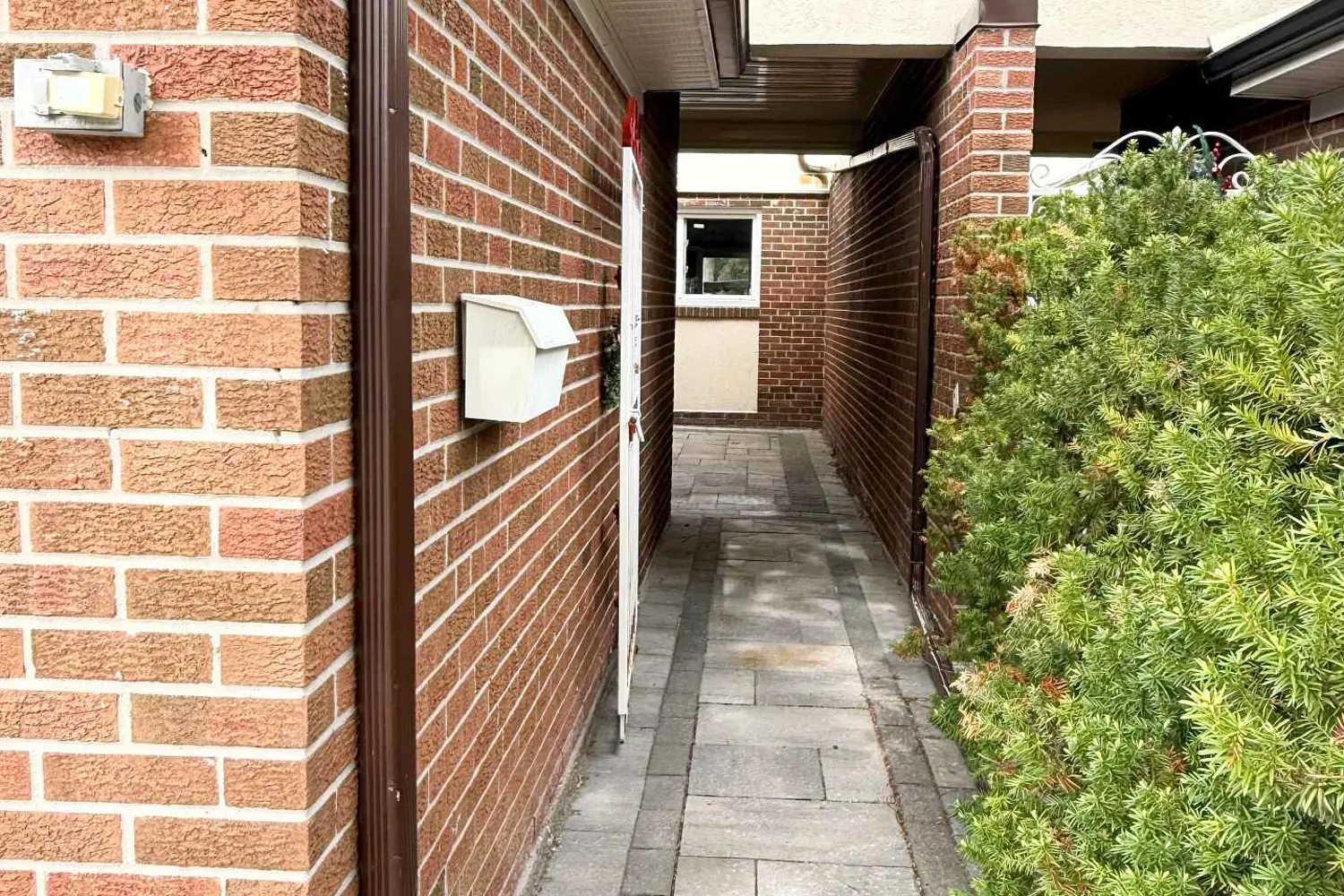 140 Sexton Crescent photo 2