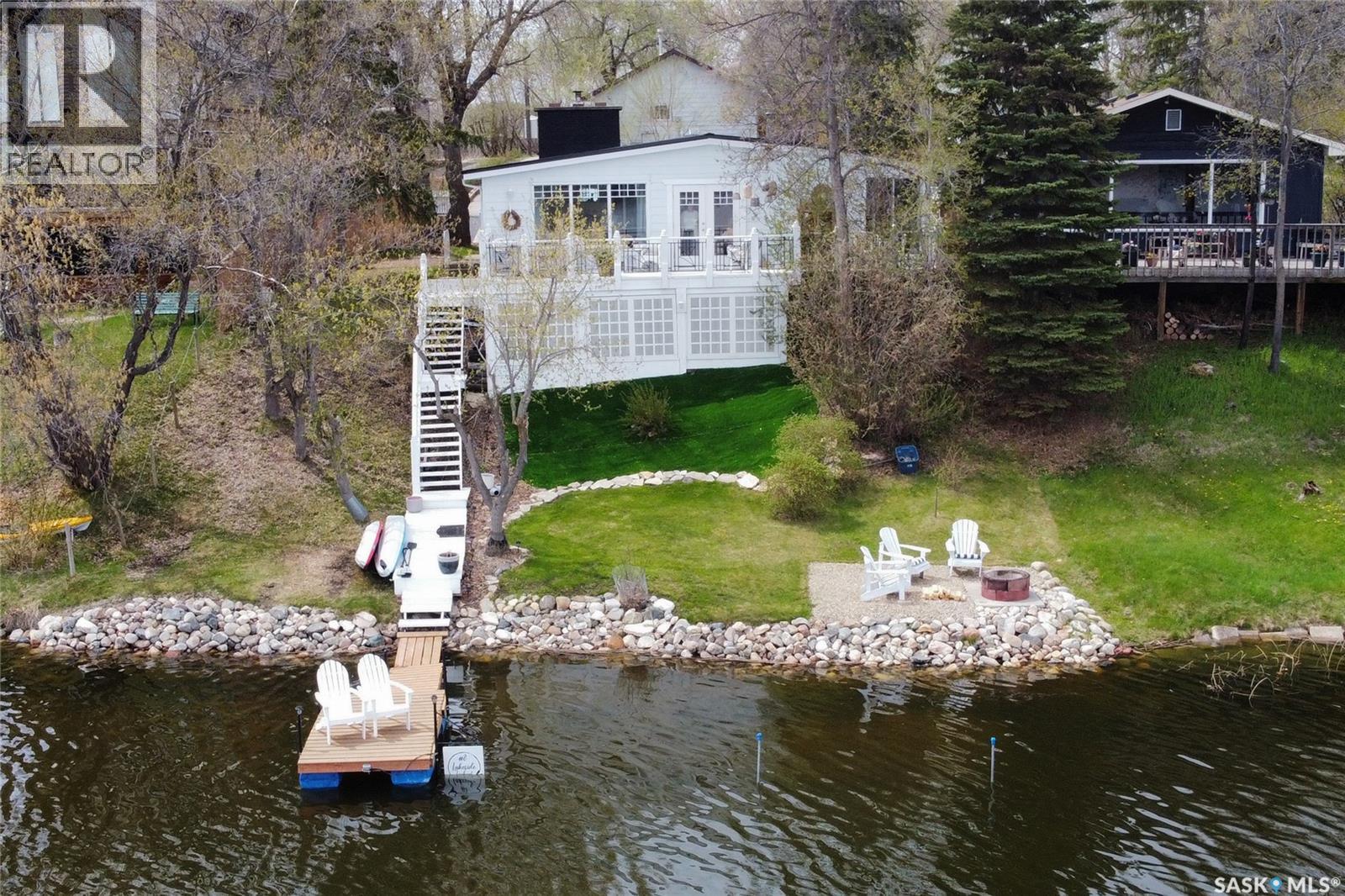 8 Lakeside DRIVE