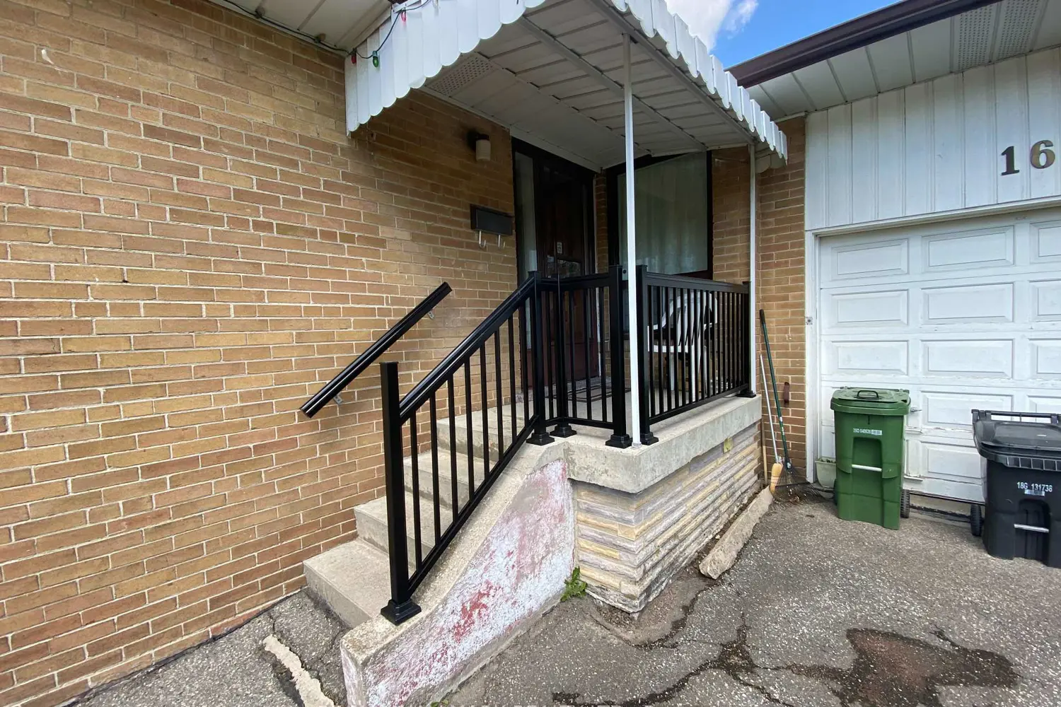 16 Chrysler Crescent photo 2