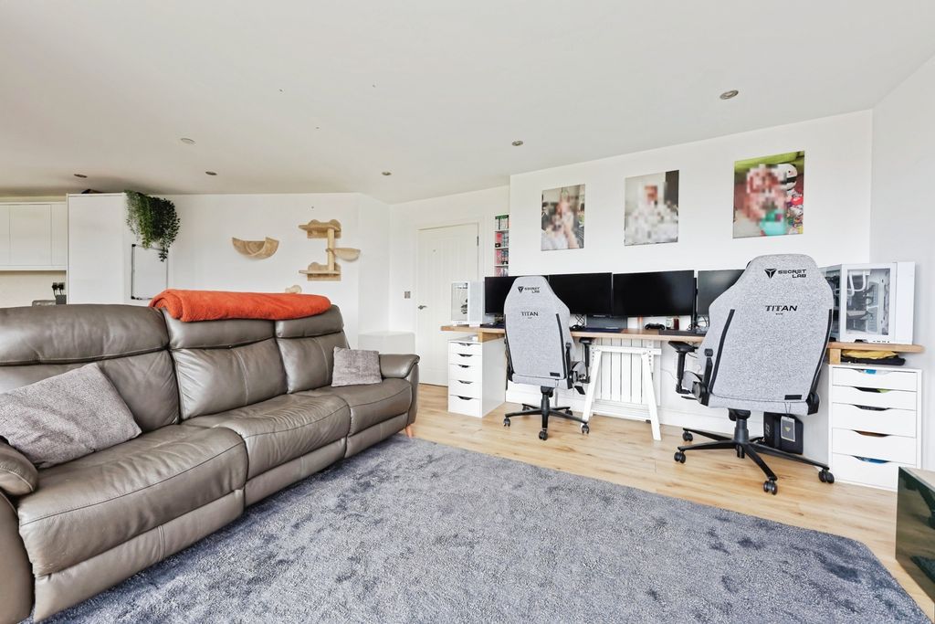 2 bed flat for saleMillers Hill, Ramsgate, Kent CT11 photo 5