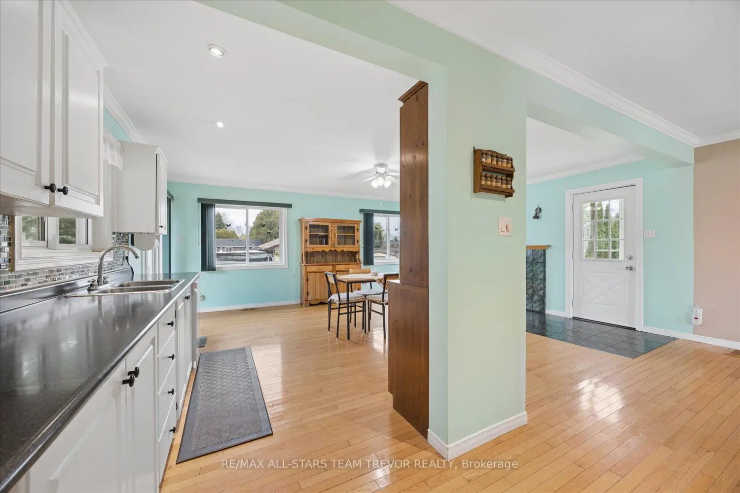 388 Winnifred Drive photo 4