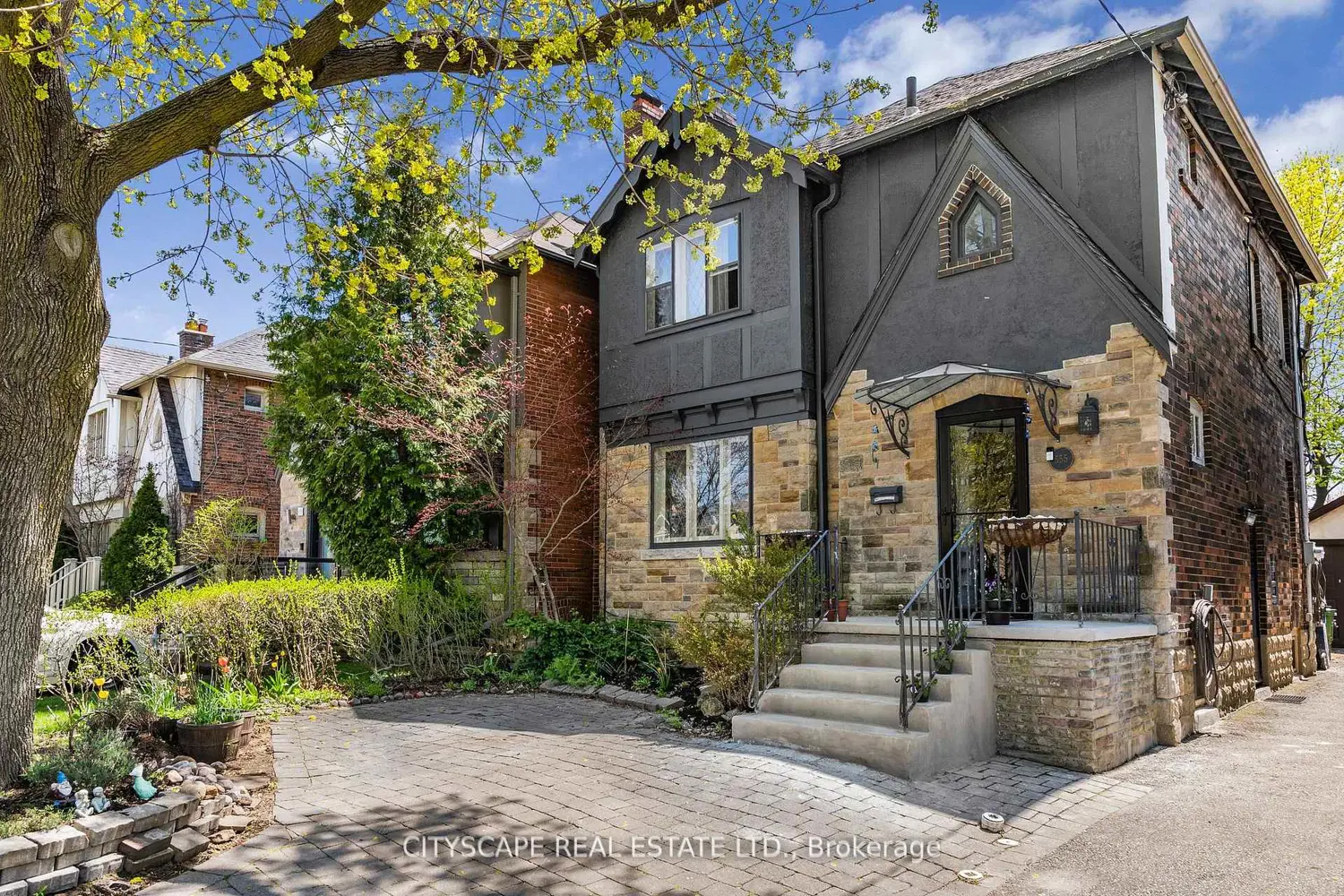 555 Castlefield Avenue photo 2