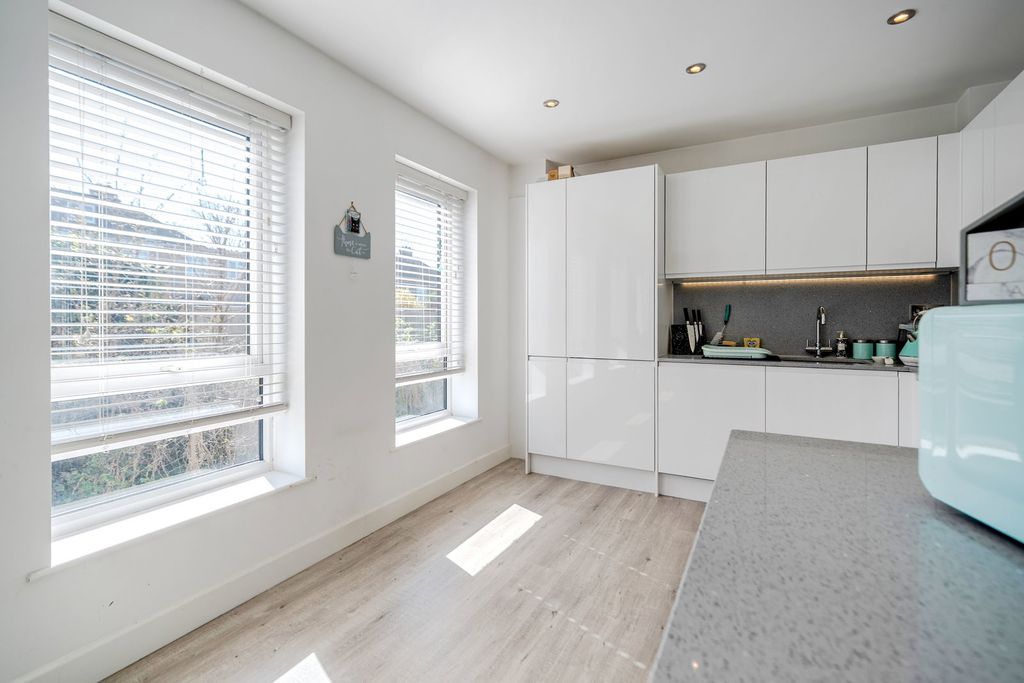 2 bed flat for saleMillers Hill, Ramsgate CT11 photo 4