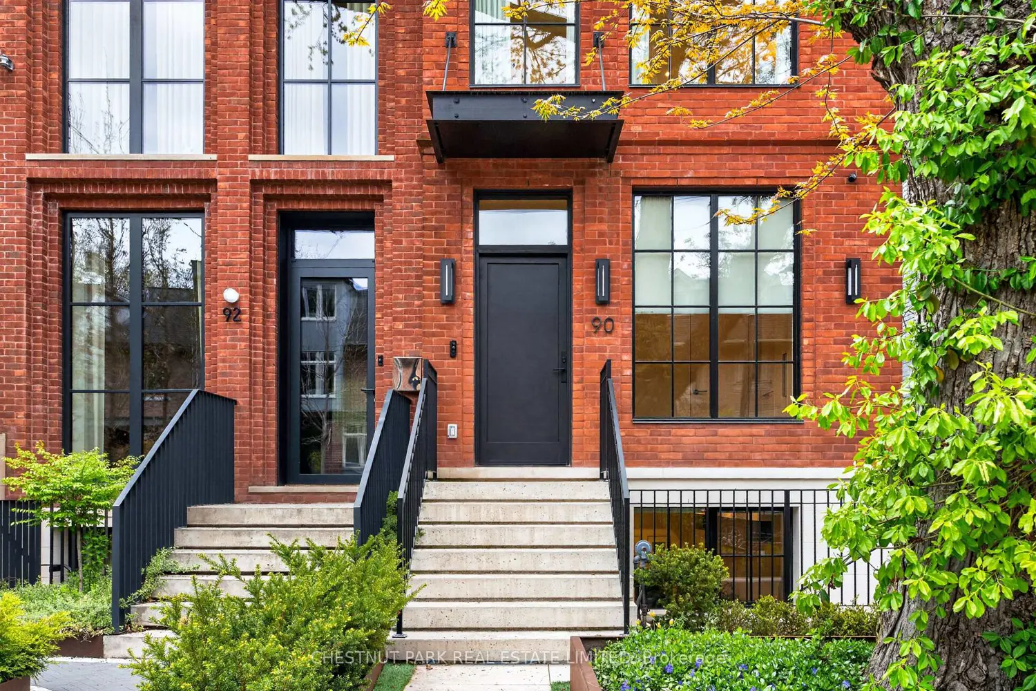 90 Macpherson Avenue photo 2
