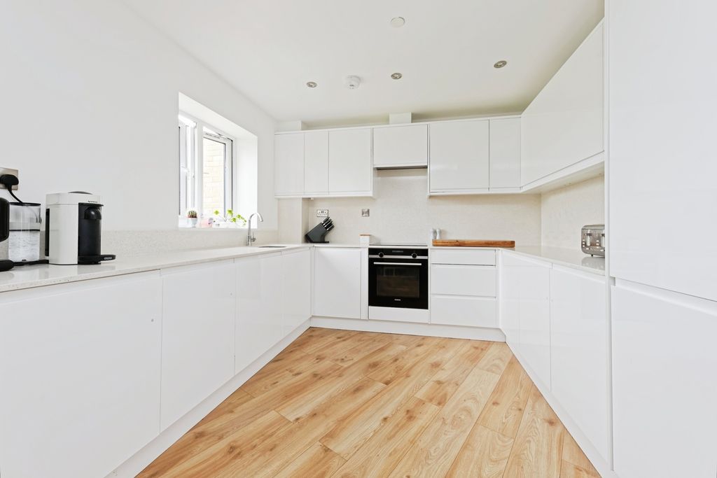 2 bed flat for saleMillers Hill, Ramsgate, Kent CT11 photo 3