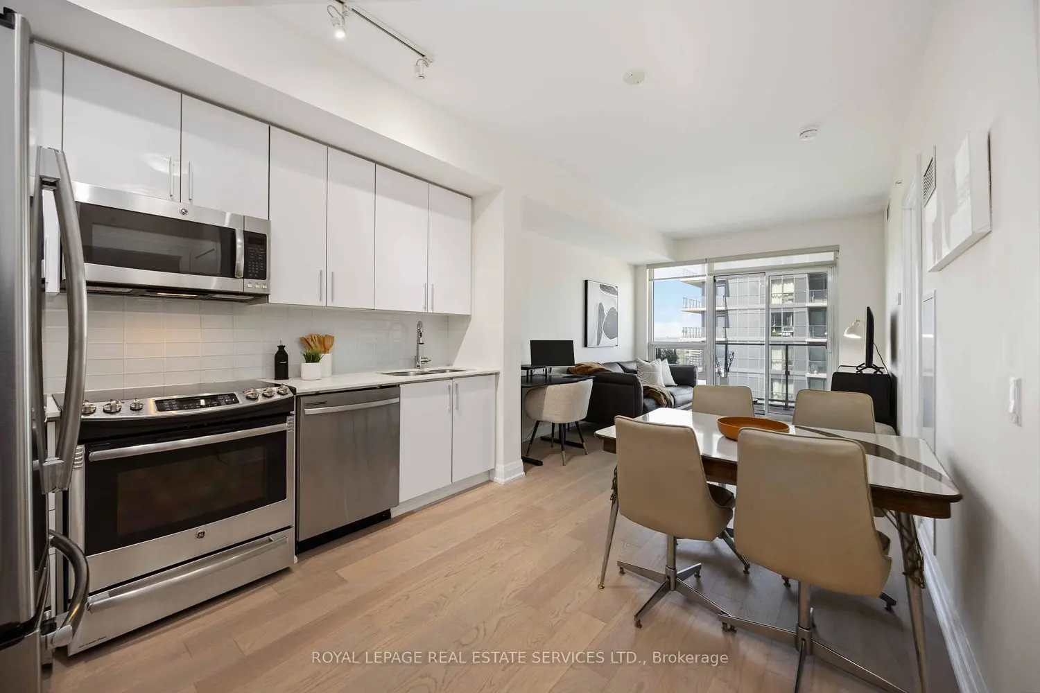 2212 Lake Shore Boulevard 3807 photo 2