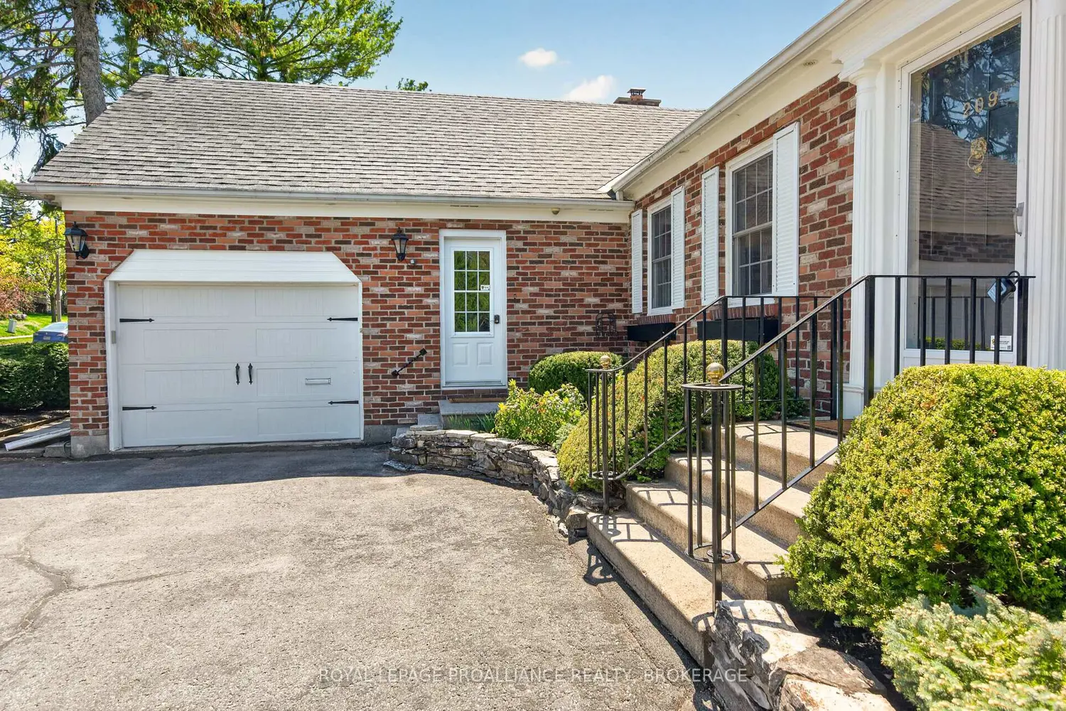 209 Fairway Hill Crescent