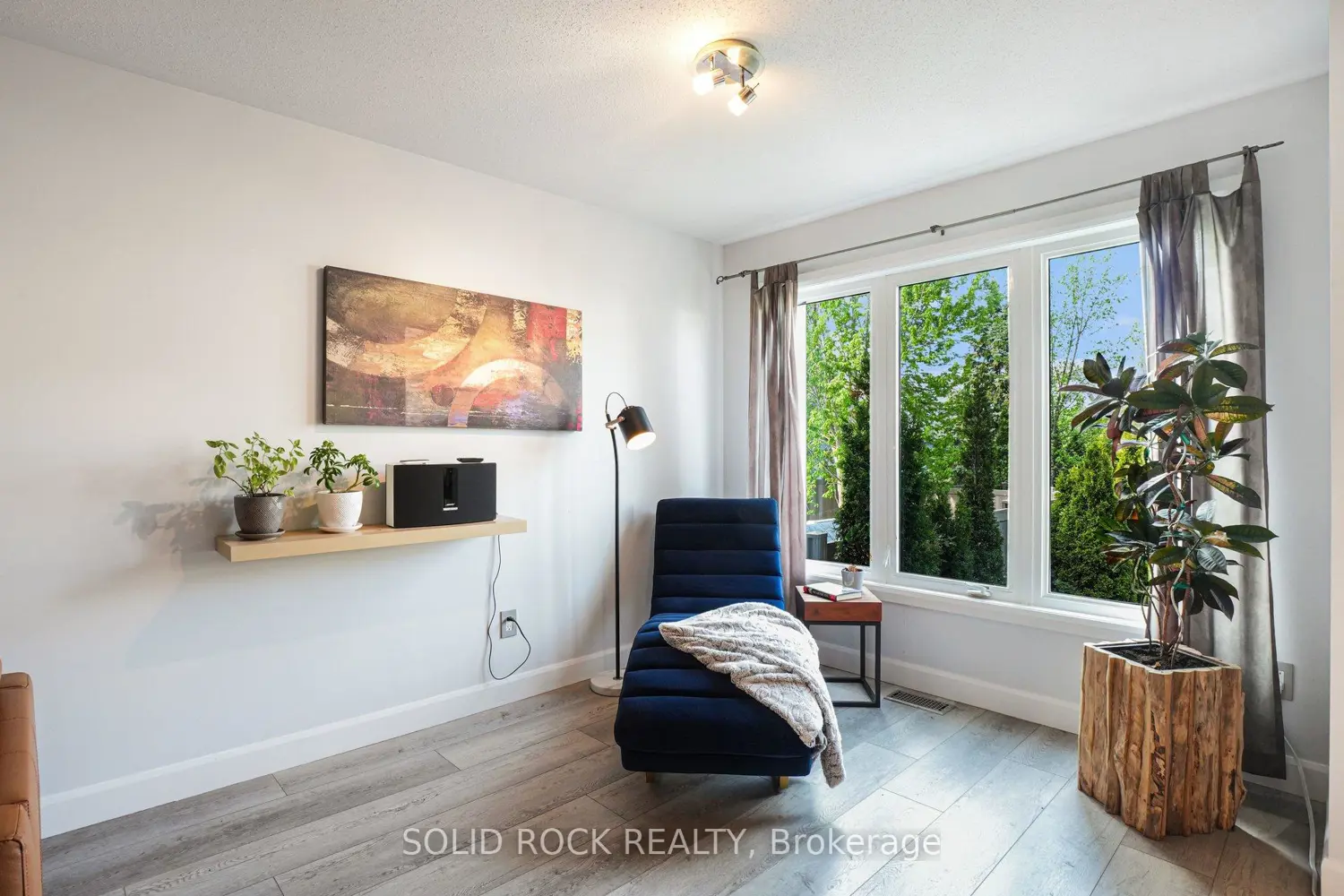 Additional image 4 of 2064 Dunollie Crescent