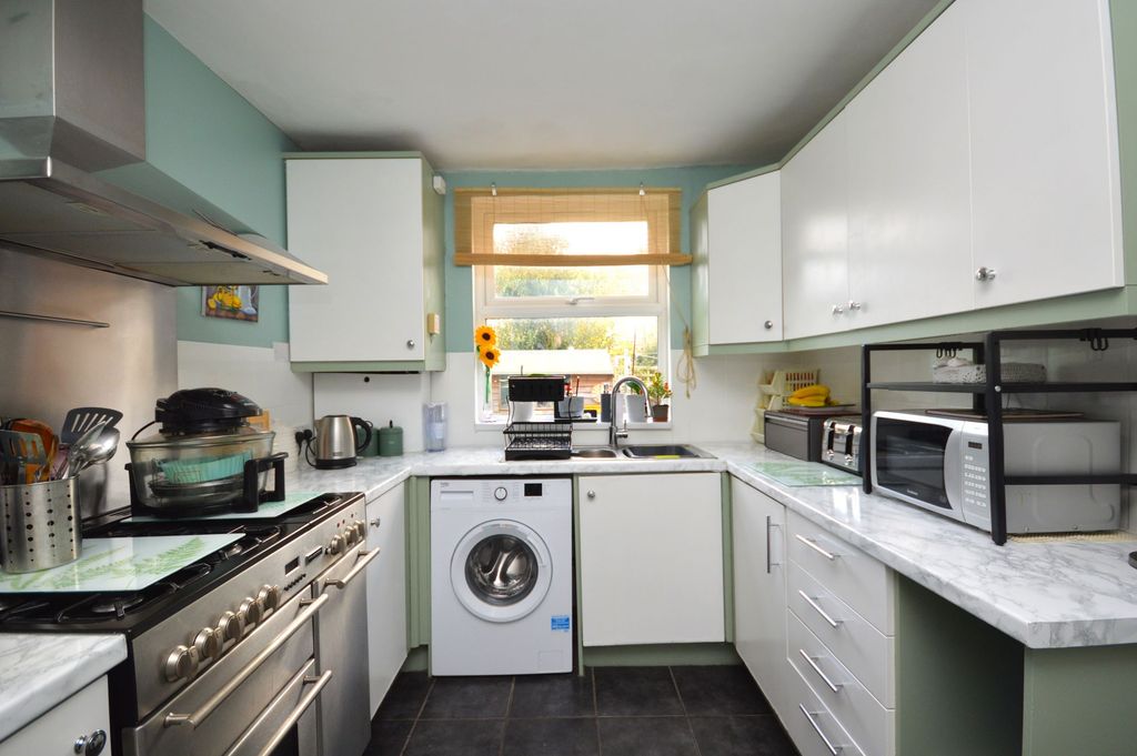 2 bed flat for saleLimes Road, Folkestone CT19 photo 4